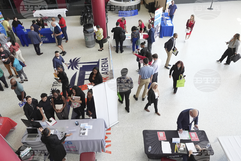 Седмичните молби за помощи за безработица в САЩ нарастват слабо