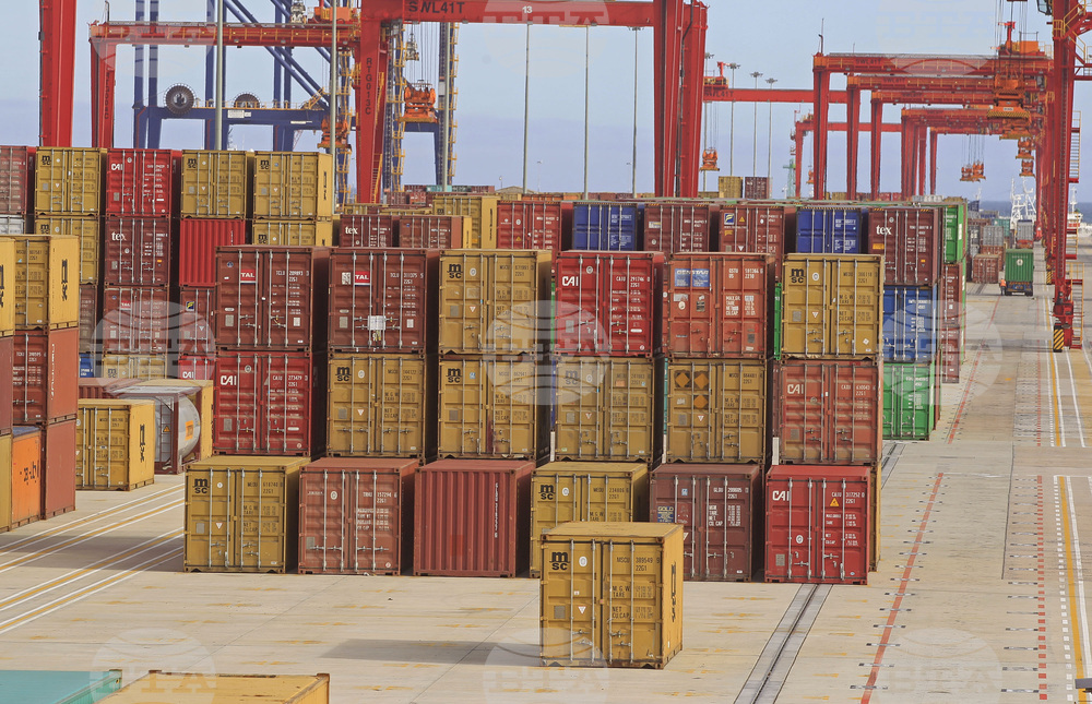 Търговският дефицит на САЩ отчете 15-годишен минимум през октомври